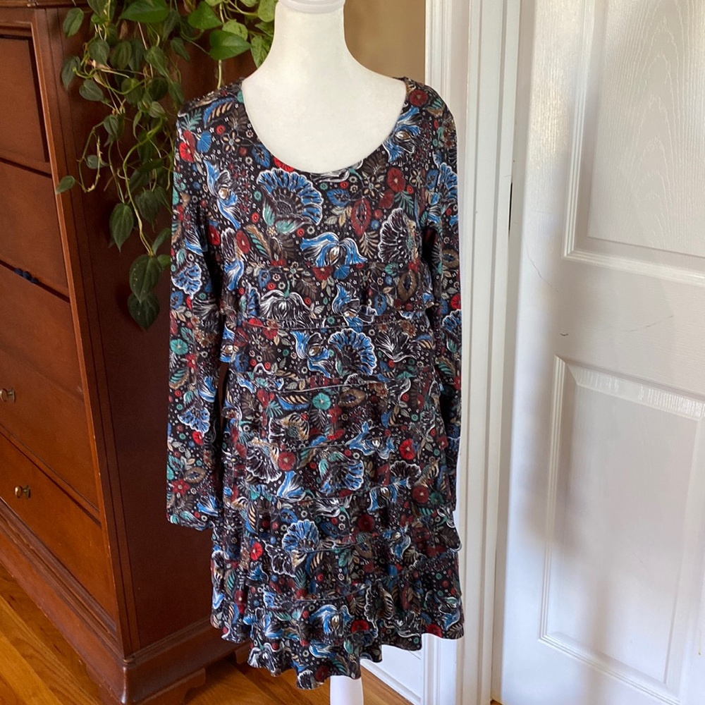 Fall ruffles dress. Isle brand. Size M